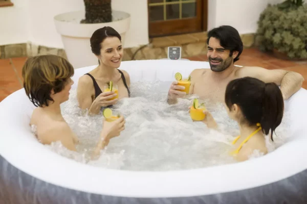 arrangement_of_a_relaxing_family_in_the_boracay_jacuzzi_on_the_terrace_e753 Jacuzzi ogrodowe Bestway Boracay AirJet 4-osobowe 180 × 66 cm