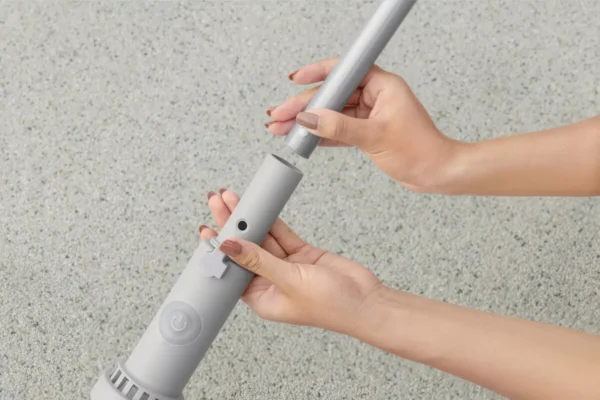 close_up_of_the_installation_of_a_cordless_vacuum_cleaner_bc1b Odkurzacz bezprzewodowy do basenu i spa Bestway 60327