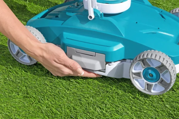 close_up_of_the_side_of_the_vacuum_cleaner_caa4 Odkurzacz automatyczny do basenu Bestway Aquatronix G200 akumulatorowy