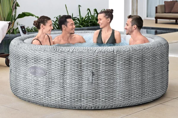 cztery_osoby_w_szarym_jacuzzi_bali_smart_airjet_5e80 Jacuzzi ogrodowe Bestway Bali Smart AirJet 6-osobowe 196 × 71 cm