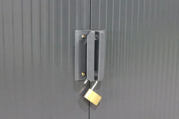door_locker_in_tol_house_Montreal_277x195_cm_Light_Grey_Hardmaister_for_safety__bddf Domek metalowy ogrodowy Hardmaister Montreal 277 × 195 cm Light Grey