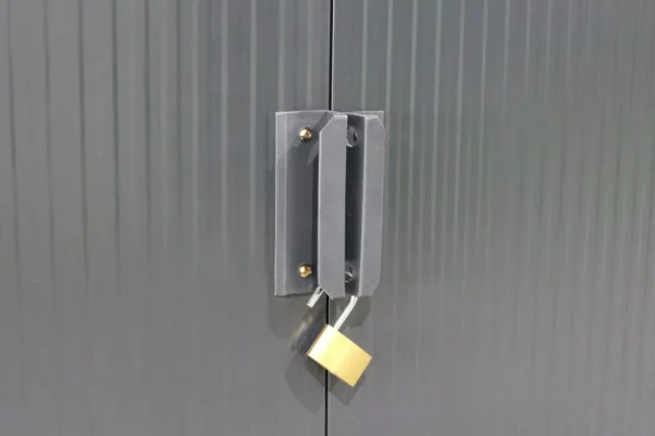 door_locker_in_tol_house_Montreal_277x323_cm_Light_Grey_Hardmaister_for_safety__f136 Domek metalowy ogrodowy Hardmaister Montreal 277 × 323 cm Light Grey