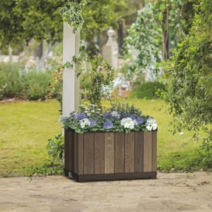 elegancka_donica_w_przydomowym_ogrodzie_otoczona_kwiatami_krzewami_i_drzewami_7648 Donica ogrodowa prostokątna Keter Deco Rectangle Walnut 76 cm