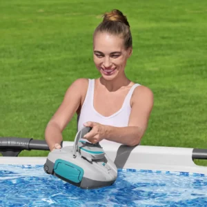 kobieta_trzyma_odkurzacz_robot_aqua_tronix_nad_basenem_6f6d Odkurzacz robot do basenu Bestway AquaTronix G100 bezprzewodowy