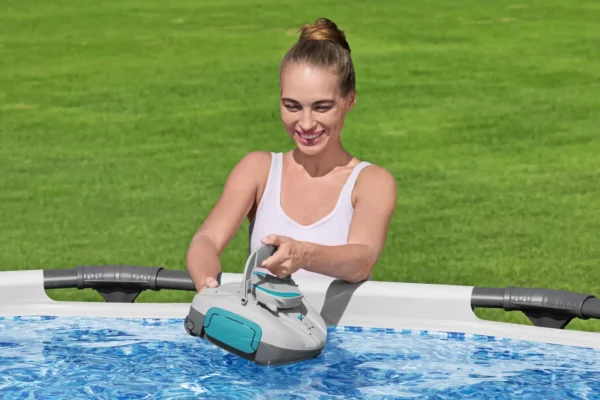 kobieta_trzyma_odkurzacz_robot_aqua_tronix_nad_basenem_6f6d Odkurzacz robot do basenu Bestway AquaTronix G100 bezprzewodowy