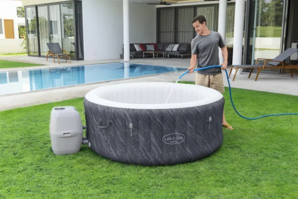 man_pouring_water_into_a_jacuzzi_b6e5 Jacuzzi ogrodowe Bestway Boracay AirJet 4-osobowe 180 × 66 cm