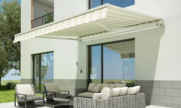 markiza_zawieszona_nad_zestawem_mebli_ogrodowych_3544 Markiza tarasowa Gutroof Classic 300 × 250 cm White/Taupe
