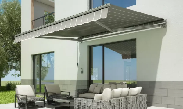 markiza_zawieszona_nad_zestawem_mebli_ogrodowych_a338 Markiza tarasowa Gutroof Classic 300 × 250 cm Grey/White