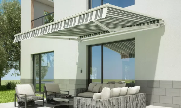 markiza_zawieszona_nad_zestawem_mebli_ogrodowych_d216 Markiza tarasowa Gutroof Classic 300 × 250 cm White/Grey