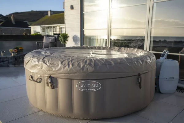 morning_arrangement_of_a_jacuzzi_covered_with_a_cover_on_the_terrace_3dd3 Jacuzzi ogrodowe Bestway Palm Springs AirJet 4–6 osób 196 × 71 cm