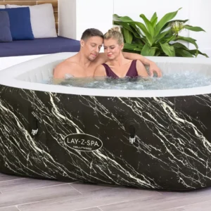 para_przebywajaca_w_jacuzzi_hollywood_luxe_airjet_besyway_6a9b Jacuzzi ogrodowe Bestway Hollywood Luxe AirJet 6-osobowe LED 196 × 71 cm