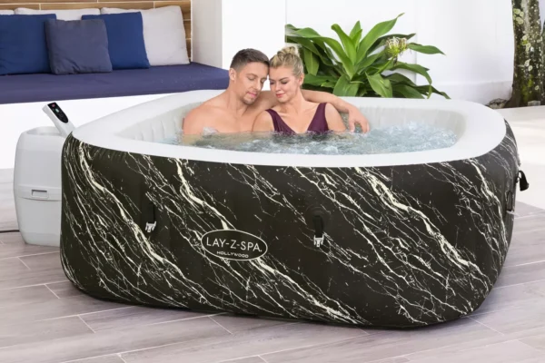 para_przebywajaca_w_jacuzzi_hollywood_luxe_airjet_besyway_6a9b Jacuzzi ogrodowe Bestway Hollywood Luxe AirJet 6-osobowe LED 196 × 71 cm