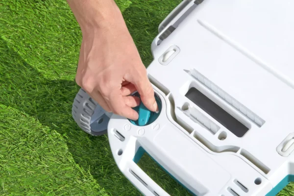 shown_how_to_turn_on_the_vacuum_cleaner_e2b5 Odkurzacz automatyczny do basenu Bestway Aquatronix G200 akumulatorowy