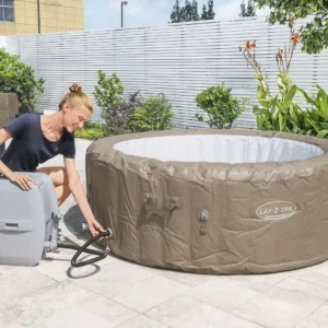 view_of_a_woman_connecting_a_pump_to_a_jacuzzi_c6d0 Jacuzzi ogrodowe Bestway Palm Springs AirJet 4–6 osób 196 × 71 cm