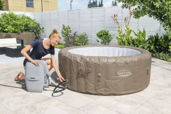 view_of_a_woman_connecting_a_pump_to_a_jacuzzi_c6d0 Jacuzzi ogrodowe Bestway Palm Springs AirJet 4–6 osób 196 × 71 cm