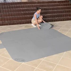 view_of_a_woman_connecting_the_elements_of_a_protective_mat_under_a_jacuzzi_3b3d Podkład pod jacuzzi Bestway Lay-Z-Spa 196 × 196 cm