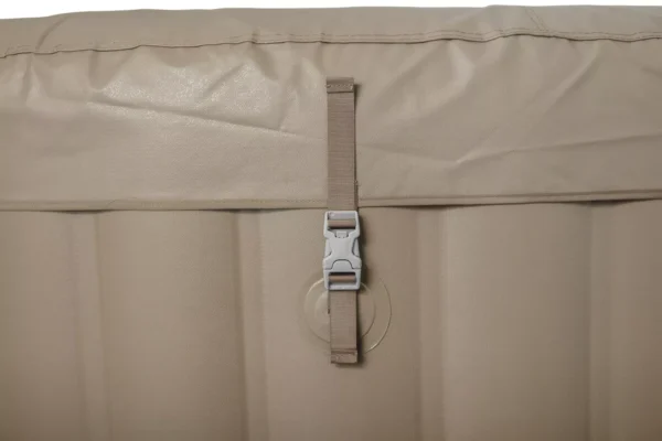 view_of_fastening_the_cover_in_a_jacuzzi_977d Jacuzzi ogrodowe Bestway Palm Springs AirJet 4–6 osób 196 × 71 cm