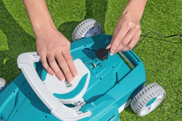view_of_the_vacuum_cleaner_charging_connection_a00a Odkurzacz automatyczny do basenu Bestway Aquatronix G200 akumulatorowy