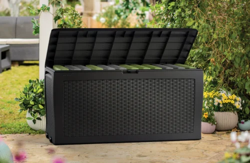Otwarta górna pokrywa skrzyni Keter SAMOA RATTAN BOX - w tle taras Otwarta górna pokrywa skrzyni Keter SAMOA RATTAN BOX - w tle taras