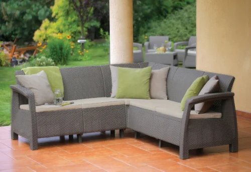 Zdjęcie narożnika ogrodowego CORFU RELAX Cappuccino, wykonanego z tworzywa sztucznego imitującego rattan, z jasnymi poduszkami na siedziska i ozdobnymi poduszkami na oparciach. Zdjęcie narożnika ogrodowego CORFU RELAX Cappuccino, wykonanego z tworzywa sztucznego imitującego rattan, z jasnymi poduszkami na siedziska i ozdobnymi poduszkami na oparciach.