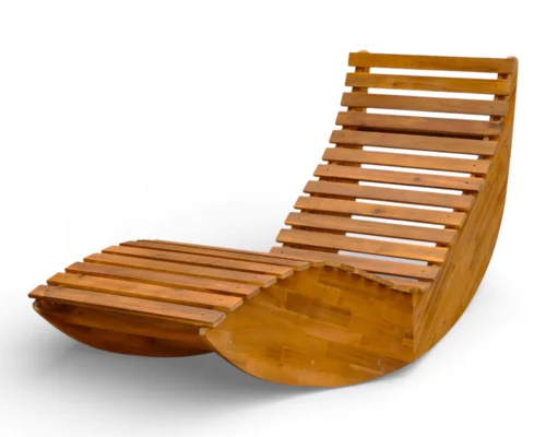 Drewniany leżak ogrodowy PALAWAN ACACIA WOOD - BJORKKA z akacji na białym tle Drewniany leżak ogrodowy PALAWAN ACACIA WOOD - BJORKKA z akacji na białym tle