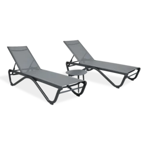 Zestaw tarasowy AQUALIS 2+1 GREY Bjørkka składający się z dwóch szarych leżaków z regulowanym oparciem oraz małego stolika Zestaw tarasowy AQUALIS 2+1 GREY Bjørkka składający się z dwóch szarych leżaków z regulowanym oparciem oraz małego stolika