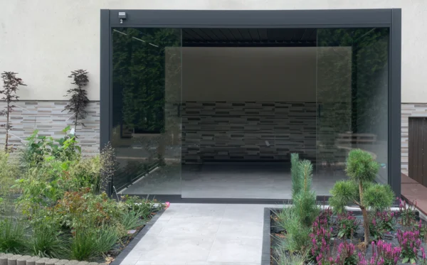 Panel szklany przesuwny do pergoli ELEGANCE/DELUXE/FUSION 3m Anthracite – Gutroof — zdjęcie wariantu 3 Panel szklany przesuwny do pergoli ELEGANCE/DELUXE/FUSION 3m Anthracite – Gutroof — zdjęcie wariantu 3