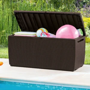 Brązowa skrzynia balkonowa Keter CAPRI RATTAN BOX 305L otwarta z zabawkami plażowymi i kocem Brązowa skrzynia balkonowa Keter CAPRI RATTAN BOX 305L otwarta z zabawkami plażowymi i kocem