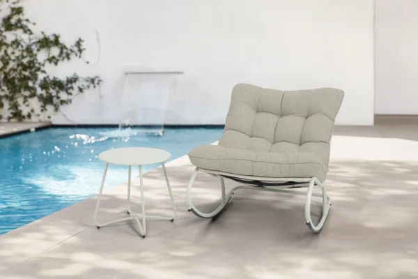 Fotel bujany tarasowy AGAVA z stolikem ART Light Beige - aranzacja na tarasie, basen po lewej stronie, jasne podłoże