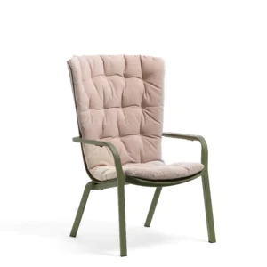 Poduszka na fotel Folio Comfort Rosa Quarzo Sunbre Nardi na brązowym fotelu