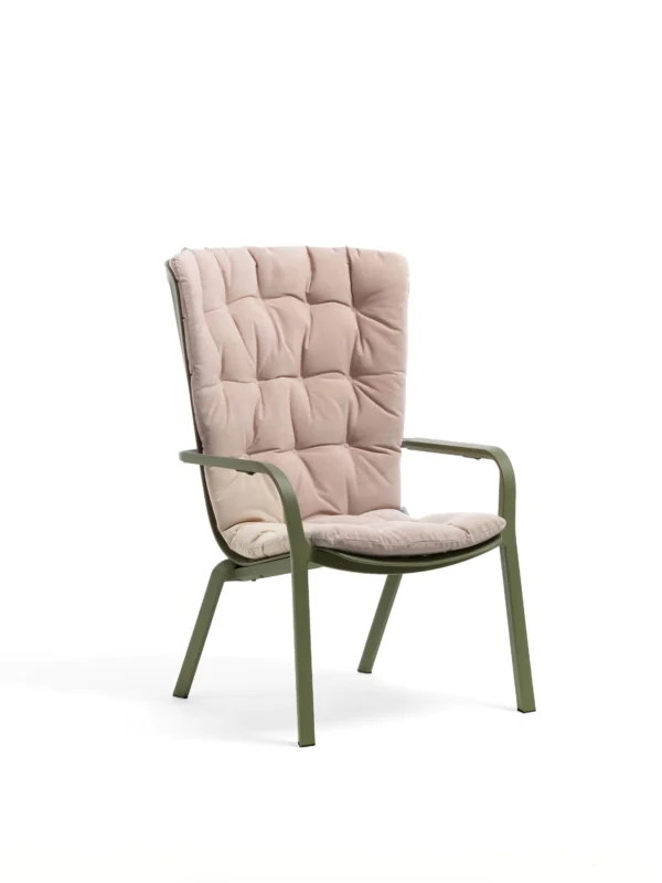 Poduszka na fotel Folio Comfort Rosa Quarzo Sunbre Nardi na brązowym fotelu