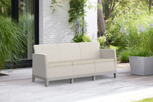 Sofa ogrodowa Scandi Forma 3 pebble grey-soft beige / oat Keter z jasnymi poduszkami na tarasie