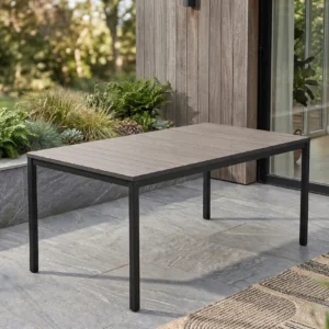 Stół do ogrodu Keter Deco Porto Nova 160 cm z ciemnym blatem i czarnymi nogami w aranżacji na tarasie Stół do ogrodu Keter Deco Porto Nova 160 cm z ciemnym blatem i czarnymi nogami w aranżacji na tarasie