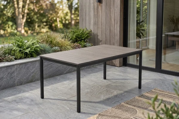Stół do ogrodu Keter Deco Porto Nova 160 cm z ciemnym blatem i czarnymi nogami w aranżacji na tarasie Stół do ogrodu Keter Deco Porto Nova 160 cm z ciemnym blatem i czarnymi nogami w aranżacji na tarasie