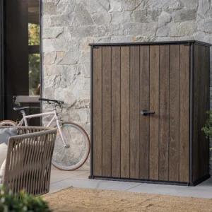 Szafa ogrodowa Keter Deco Vertical 1400L Walnut w aranżacji na tarasie przy kamiennej ścianie