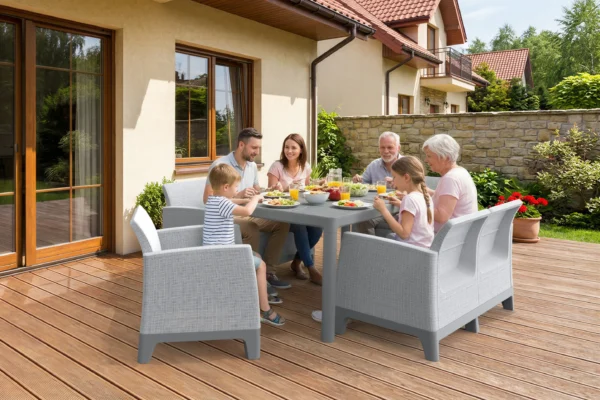Zestaw mebli ogrodowych SCANDI DINING FIESTA Ash Grey-Storm Grey z rodziną przy stole na tarasie Zestaw mebli ogrodowych SCANDI DINING FIESTA Ash Grey-Storm Grey z rodziną przy stole na tarasie