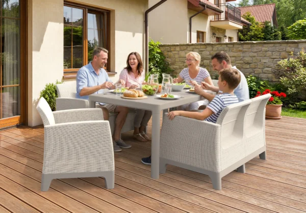 Zestaw mebli ogrodowych Keter SCANDI DINING FIESTA Pebble Grey-Soft Beige Oat z rodziną przy stole