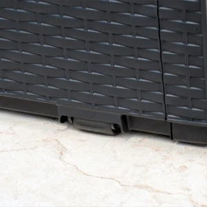 Skrzynia na balkon Keter CAPRI RATTAN BOX widok z bliska dolnej części z kółkami Skrzynia na balkon Keter CAPRI RATTAN BOX widok z bliska dolnej części z kółkami