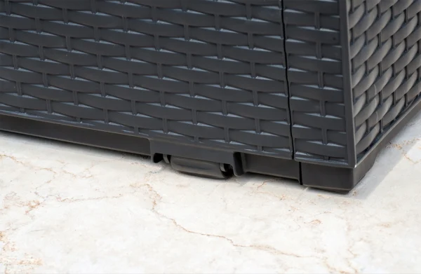 Skrzynia na balkon Keter CAPRI RATTAN BOX widok z bliska dolnej części z kółkami Skrzynia na balkon Keter CAPRI RATTAN BOX widok z bliska dolnej części z kółkami