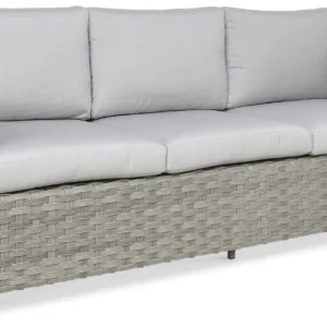 Trzymiejscowa sofa z plecionki technorattanowej, ujęta z lewej strony; siedzisko z grubymi jasnoszarymi poduszkami i prostymi podłokietnikami. Trzymiejscowa sofa z plecionki technorattanowej, ujęta z lewej strony; siedzisko z grubymi jasnoszarymi poduszkami i prostymi podłokietnikami.