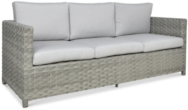 Trzymiejscowa sofa z plecionki technorattanowej, ujęta z lewej strony; siedzisko z grubymi jasnoszarymi poduszkami i prostymi podłokietnikami. Trzymiejscowa sofa z plecionki technorattanowej, ujęta z lewej strony; siedzisko z grubymi jasnoszarymi poduszkami i prostymi podłokietnikami.