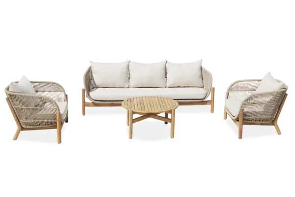 Sofa ogrodowa trzyosobowa z jasnymi poduszkami widok z boku packshot produktu
