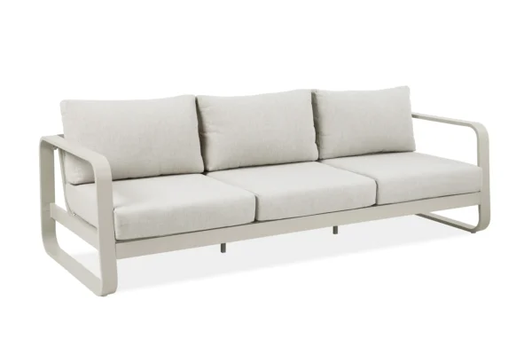 Trzyosobowa sofa aluminiowa z zestawu mebli ogrodowych ANTALYA CAFFE Light Beige z jasnymi poduchami na siedzisku i oparciu Trzyosobowa sofa aluminiowa z zestawu mebli ogrodowych ANTALYA CAFFE Light Beige z jasnymi poduchami na siedzisku i oparciu