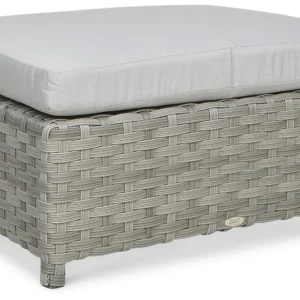 Pufa modułowa z technorattanu w odcieniu modern grey; ujęcie z boku, widoczna gruba jasnoszara poduszka i elegancka plecionka. Pufa modułowa z technorattanu w odcieniu modern grey; ujęcie z boku, widoczna gruba jasnoszara poduszka i elegancka plecionka.