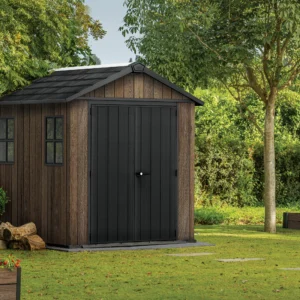 Domek narzędziowy Keter DECO APEX 759/975 w kolorze orzechowym z czarnymi drzwiami i oknami Domek narzędziowy Keter DECO APEX 759/975 w kolorze orzechowym z czarnymi drzwiami i oknami