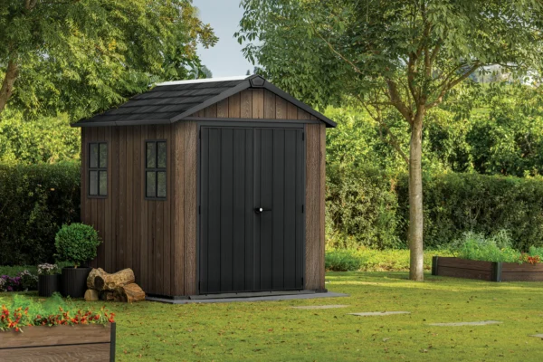 Domek narzędziowy Keter DECO APEX 759/975 w kolorze orzechowym z czarnymi drzwiami i oknami Domek narzędziowy Keter DECO APEX 759/975 w kolorze orzechowym z czarnymi drzwiami i oknami
