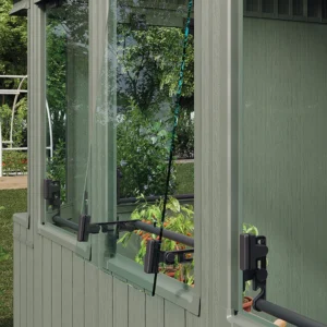 uchylne okno w domku narzędziowym potting shed