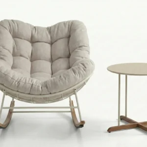ZestawRONDA 1+1 Light Beige BJORKKA z fotelu bujanego i stolika kawowego na tle