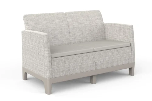 Dwuosobowa sofa Keter SCANDI DINING FIESTA w kolorze Pebble Grey-Soft Beige z jasnymi poduszkami Dwuosobowa sofa Keter SCANDI DINING FIESTA w kolorze Pebble Grey-Soft Beige z jasnymi poduszkami