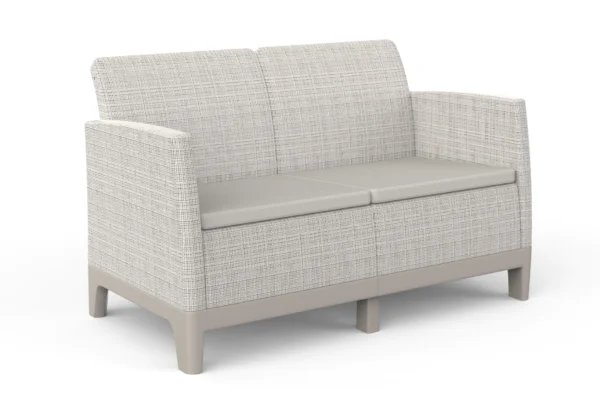 Dwuosobowa sofa Keter SCANDI DINING FIESTA w kolorze Pebble Grey-Soft Beige z jasnymi poduszkami